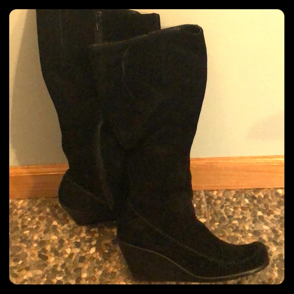 EUC AEROSOLES Black suede wedged boots